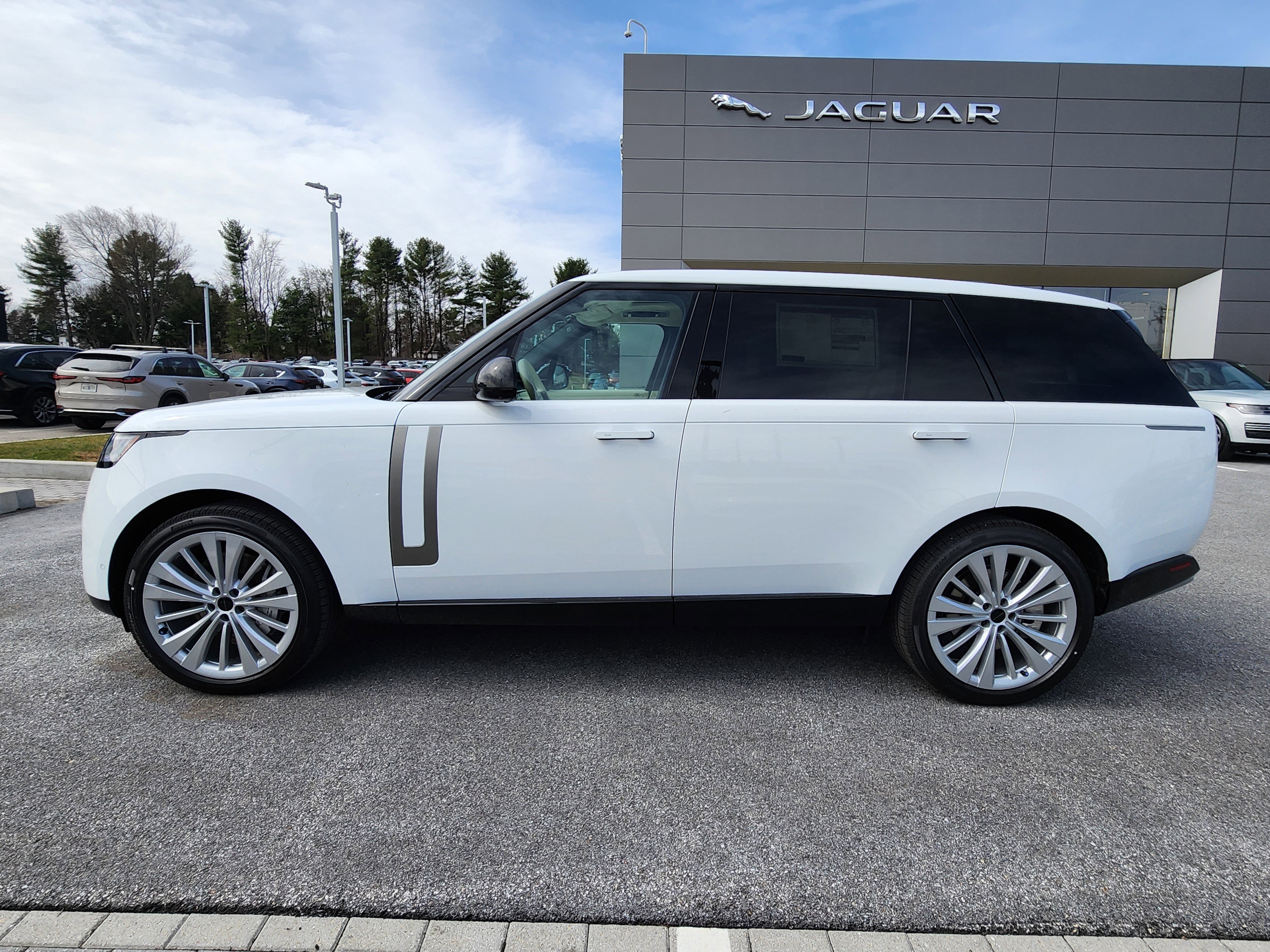 New 2026 Land Rover Range Rover Long Wheelbase SE image 5