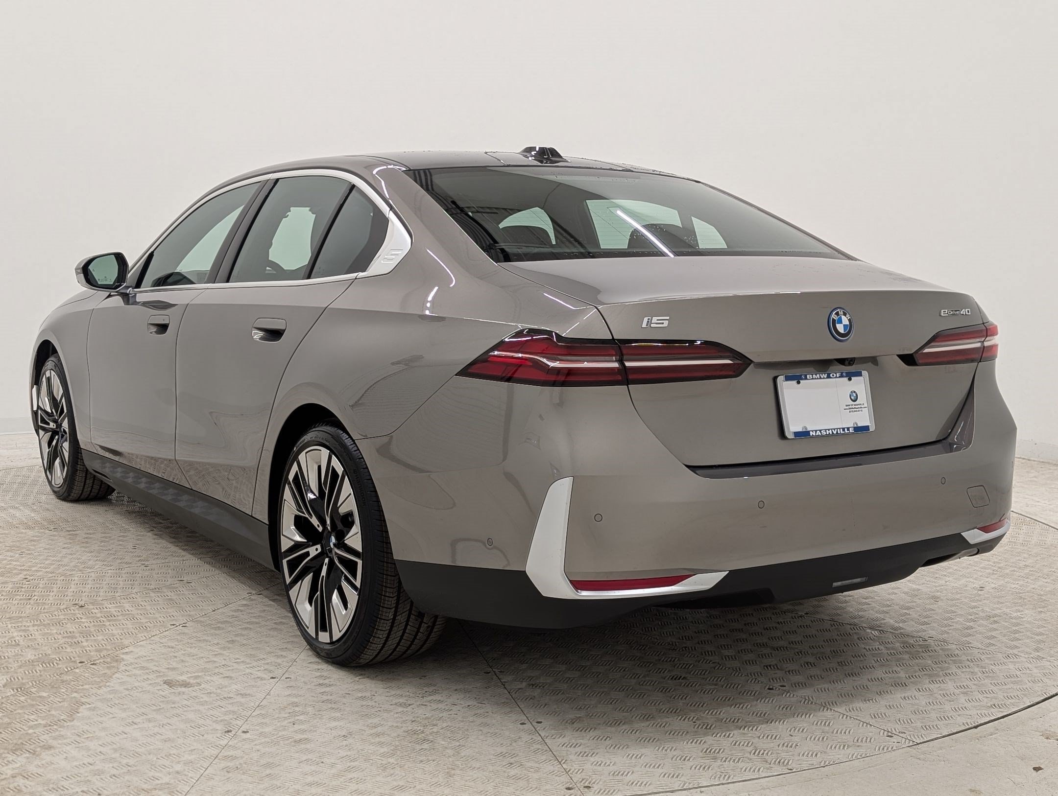 New 2026 BMW i5 eDrive40 w/ Premium Package RWD image 3