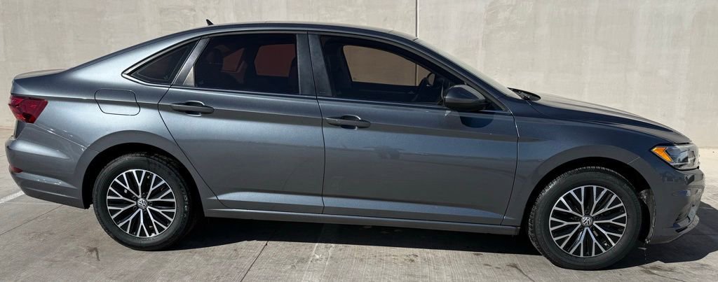 Used 2021 Volkswagen Jetta SE w/ SE Cold Weather Package image 3