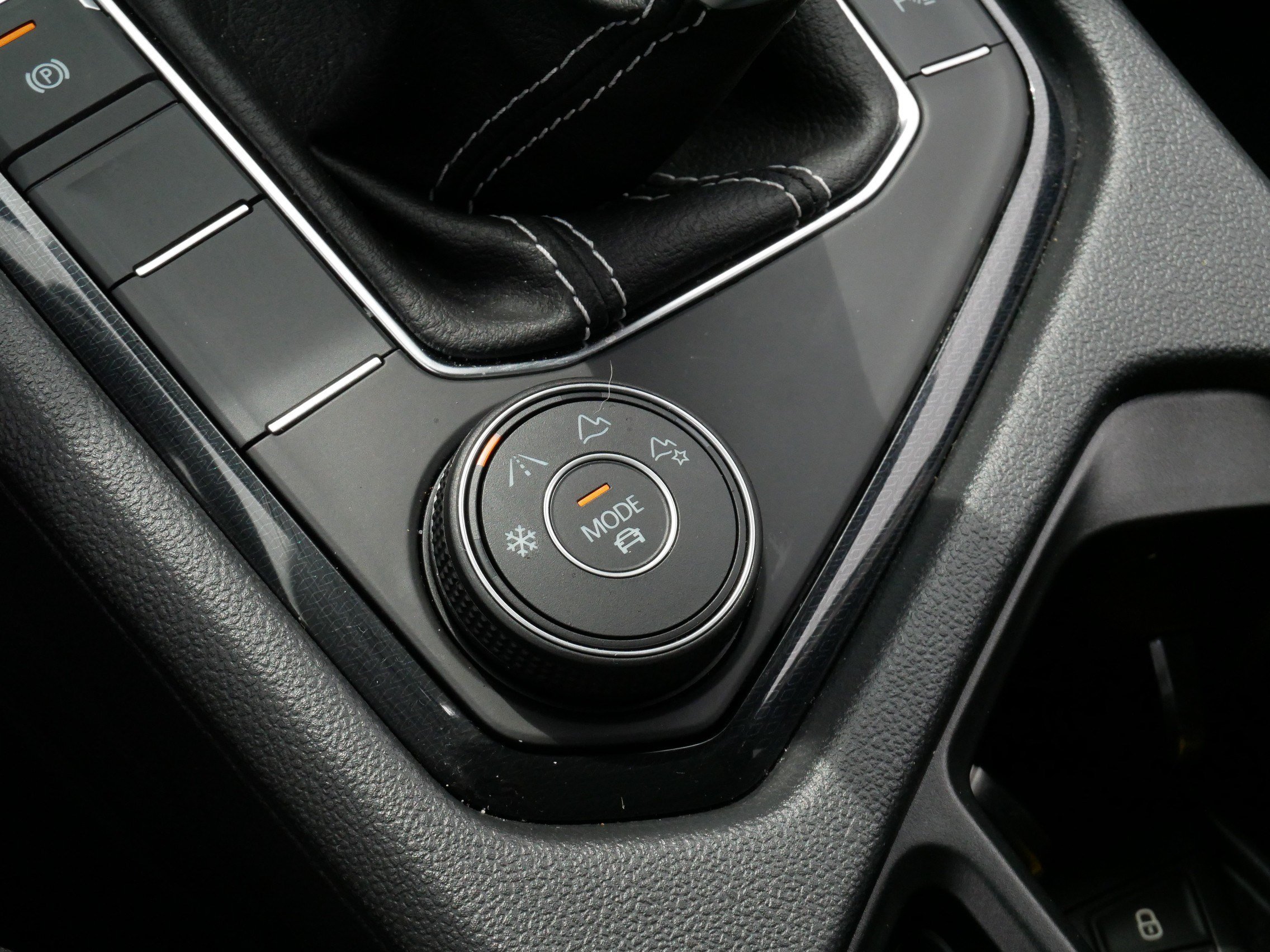 Certified 2025 Volkswagen Taos SE AWD/4WD image 29