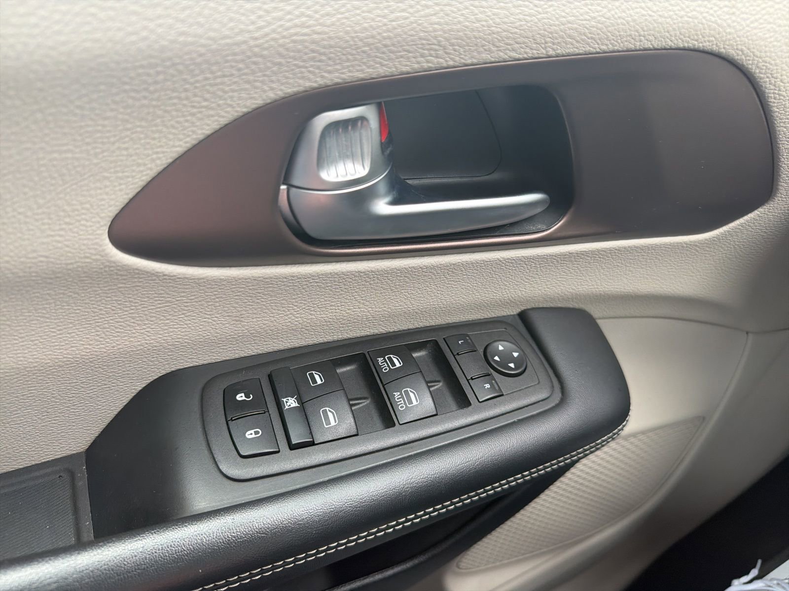 Used 2023 Chrysler Voyager LX FWD image 19