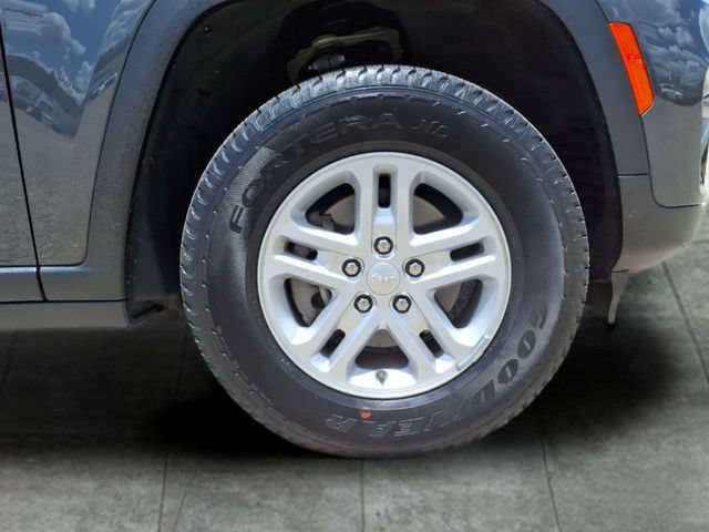 Used 2023 Jeep Grand Cherokee Laredo AWD/4WD image 9