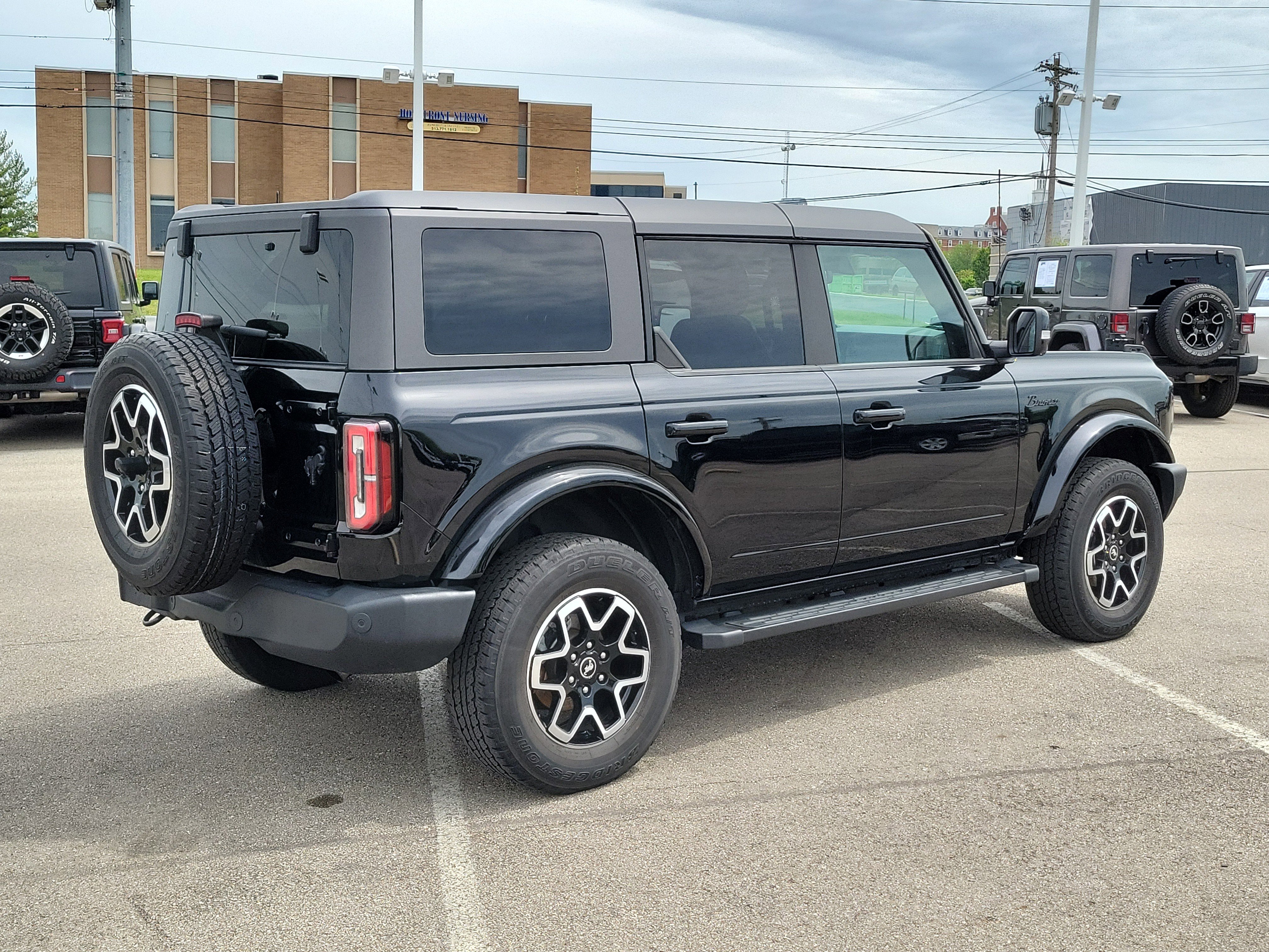 Used 2023 Ford Bronco Outer Banks AWD/4WD image 3