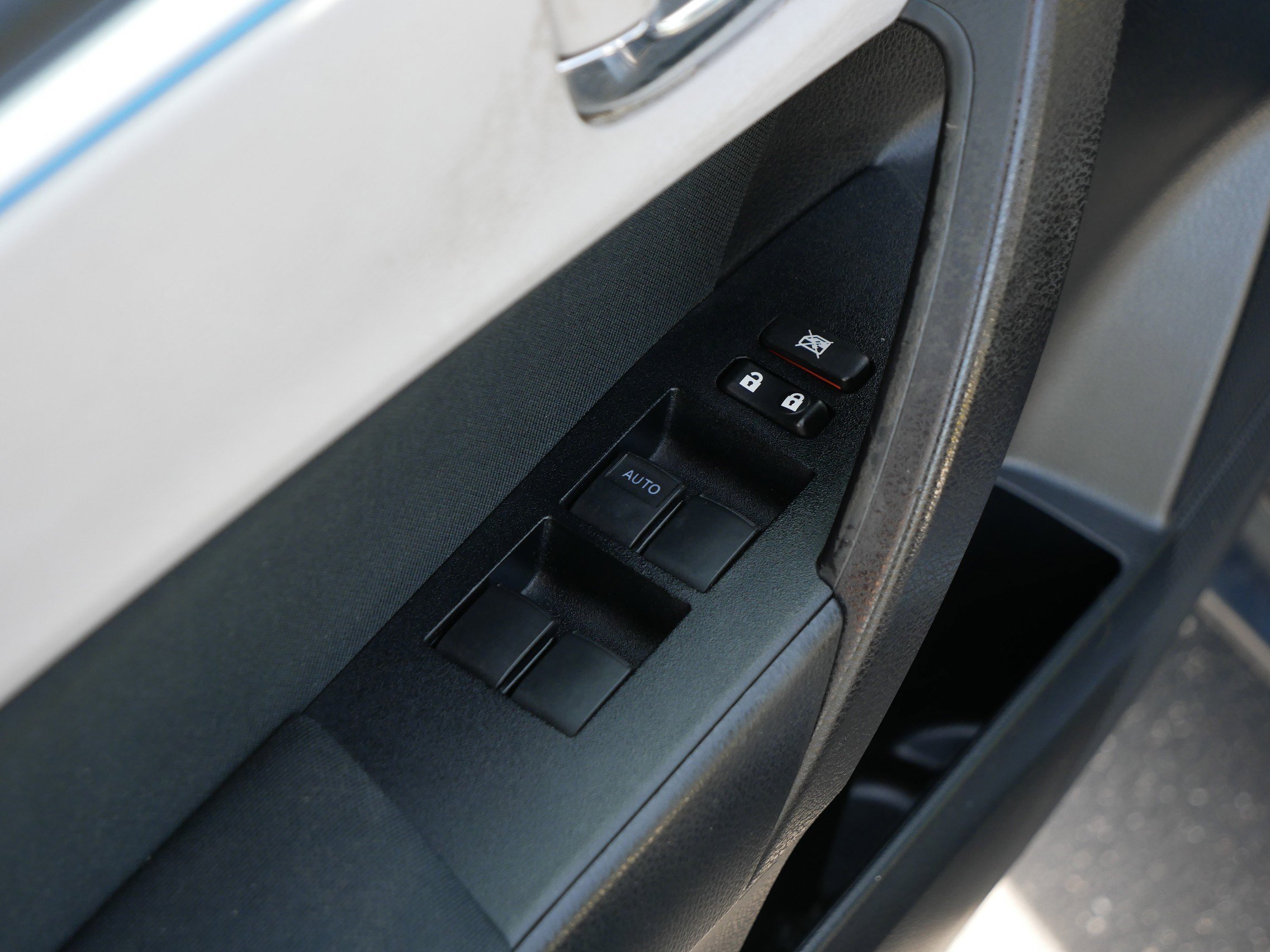 Used 2015 Toyota Corolla LE FWD image 19