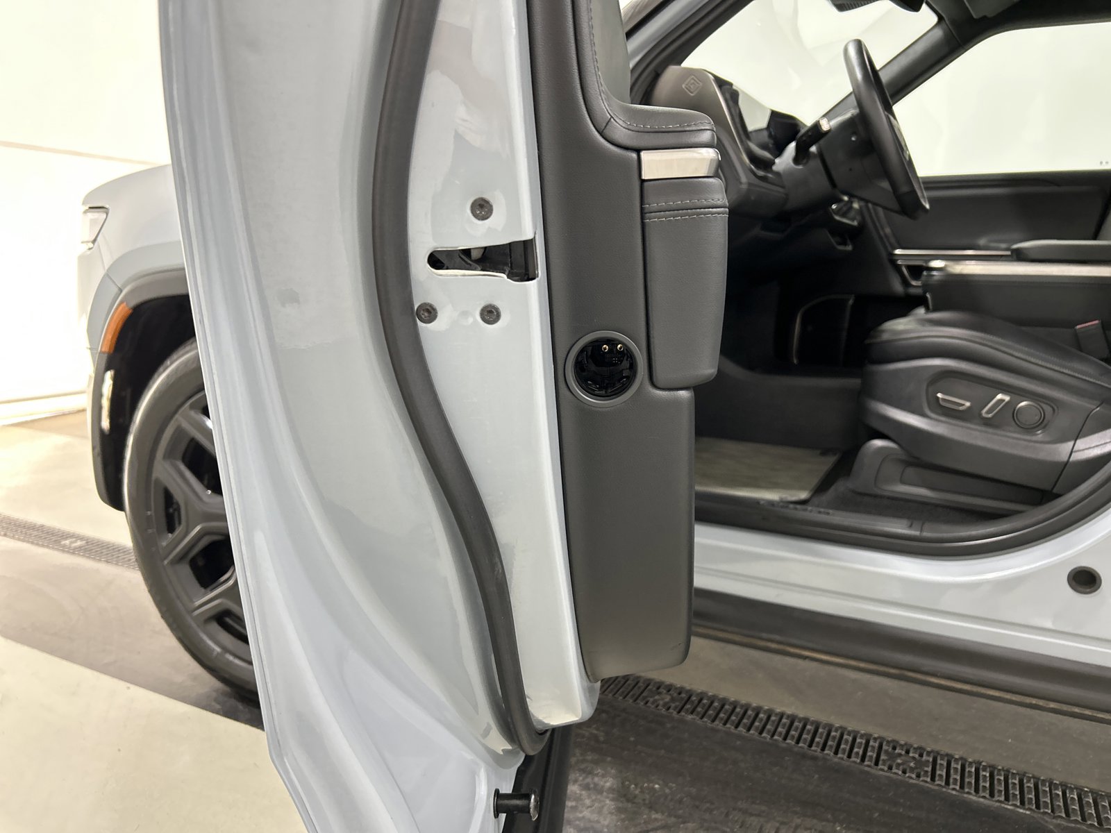 Used 2023 Rivian R1S Adventure image 32