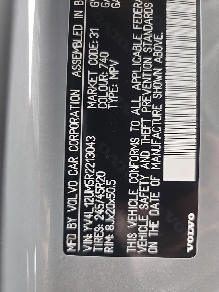 Used 2024 Volvo XC40 B5 Ultimate w/ Climate Package image 25