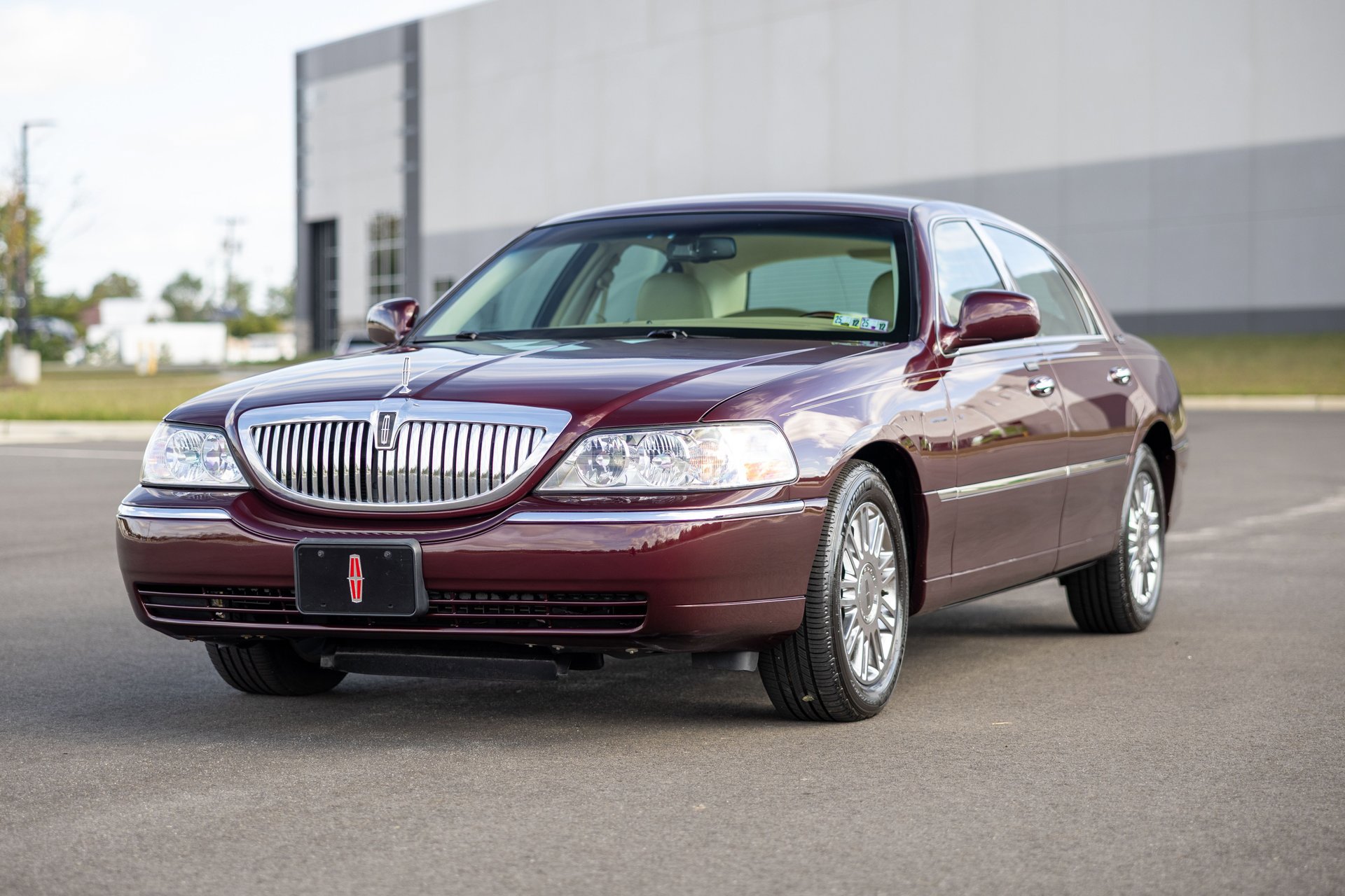 Used 2010 Lincoln Town Car Signature Limited image 7
