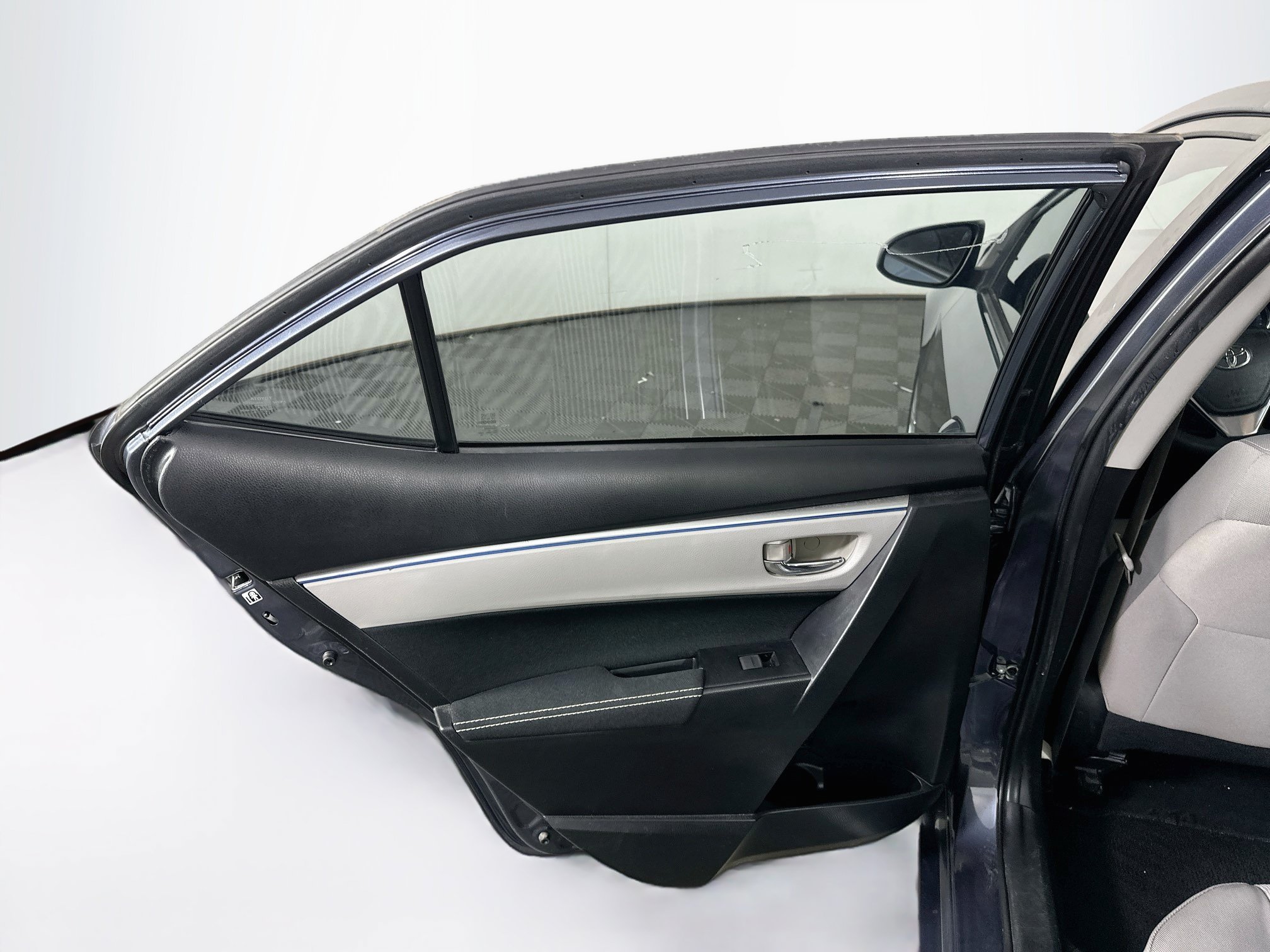 Used 2015 Toyota Corolla LE FWD image 25