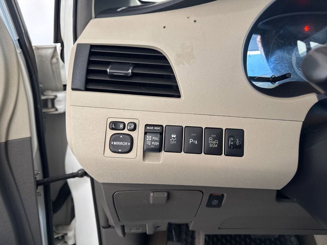 Used 2013 Toyota Sienna Limited w/ Premium Pkg image 11