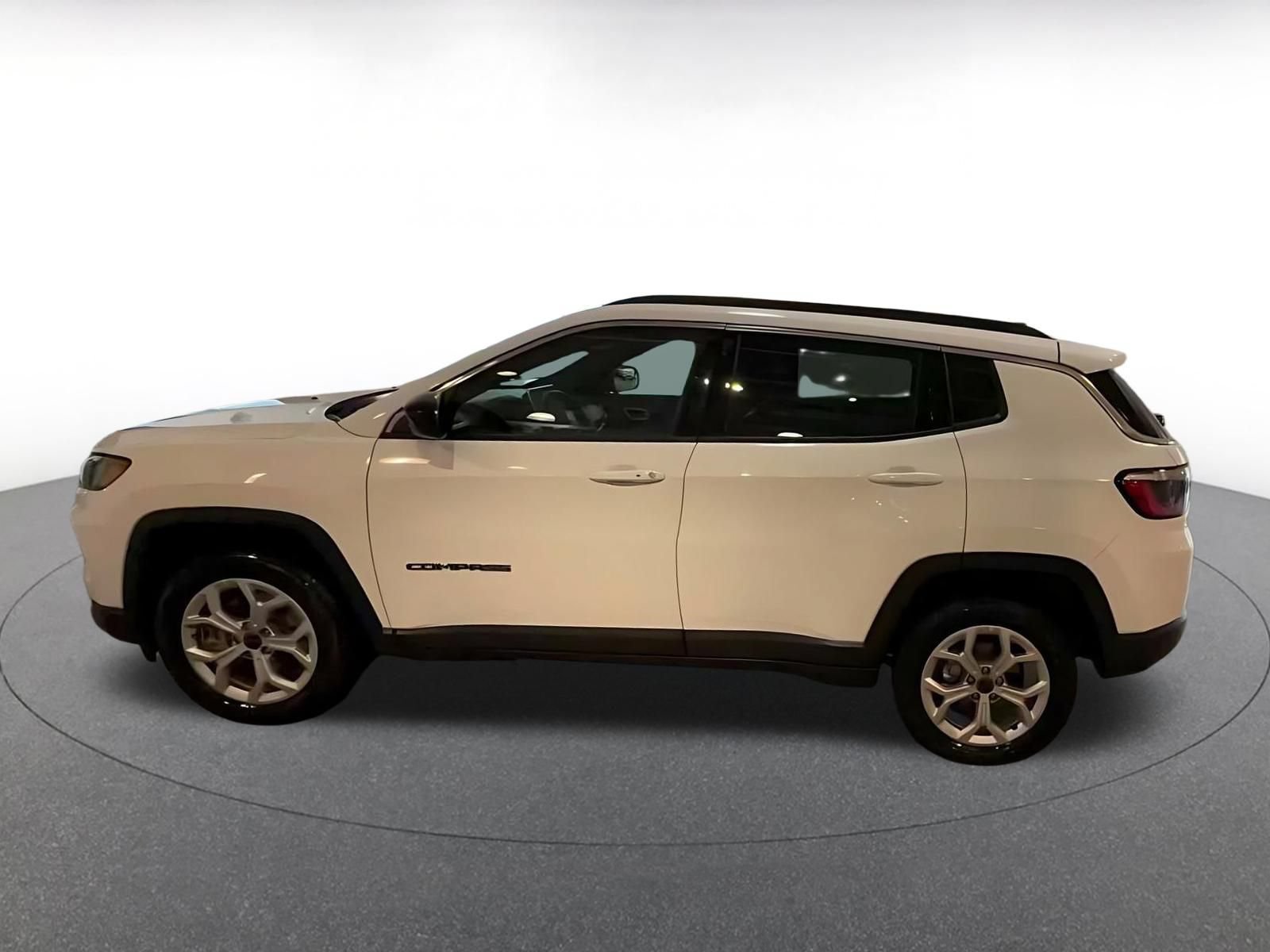 Used 2025 Jeep Compass Latitude AWD/4WD image 8