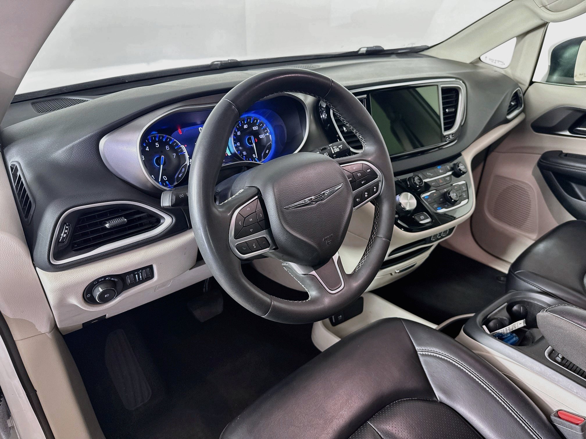 Used 2023 Chrysler Pacifica Touring-L FWD image 8