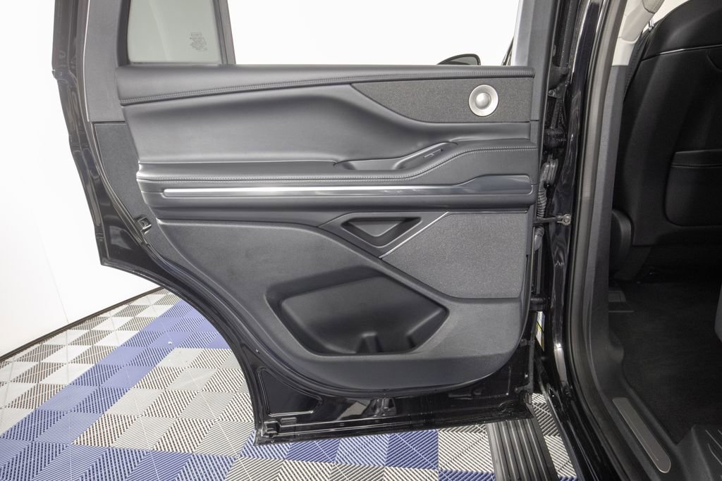 Used 2025 Lincoln Navigator Reserve AWD/4WD image 16
