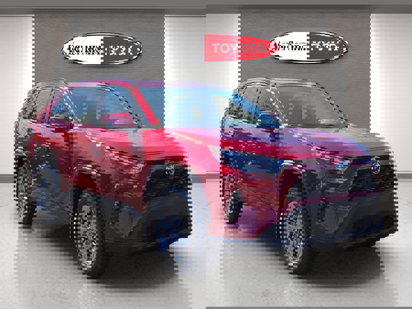 Used 2025 Toyota RAV4 XLE image 1