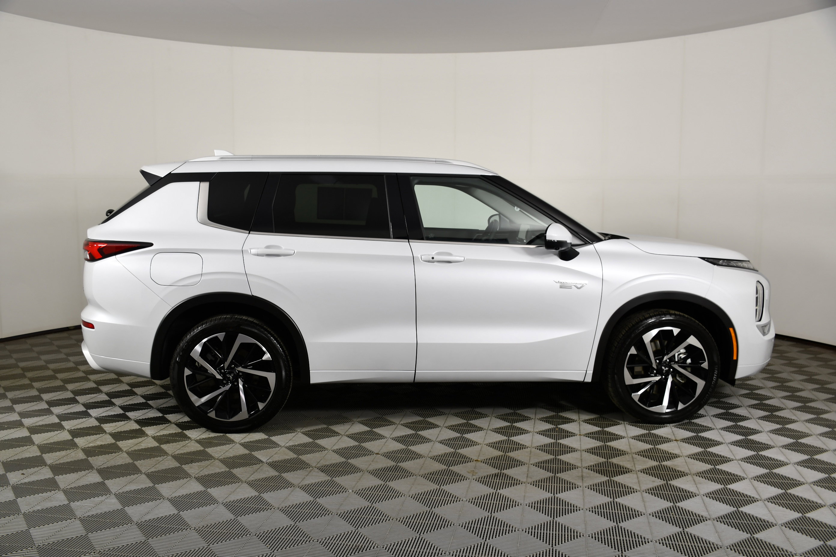 Used 2025 Mitsubishi Outlander SEL image 5