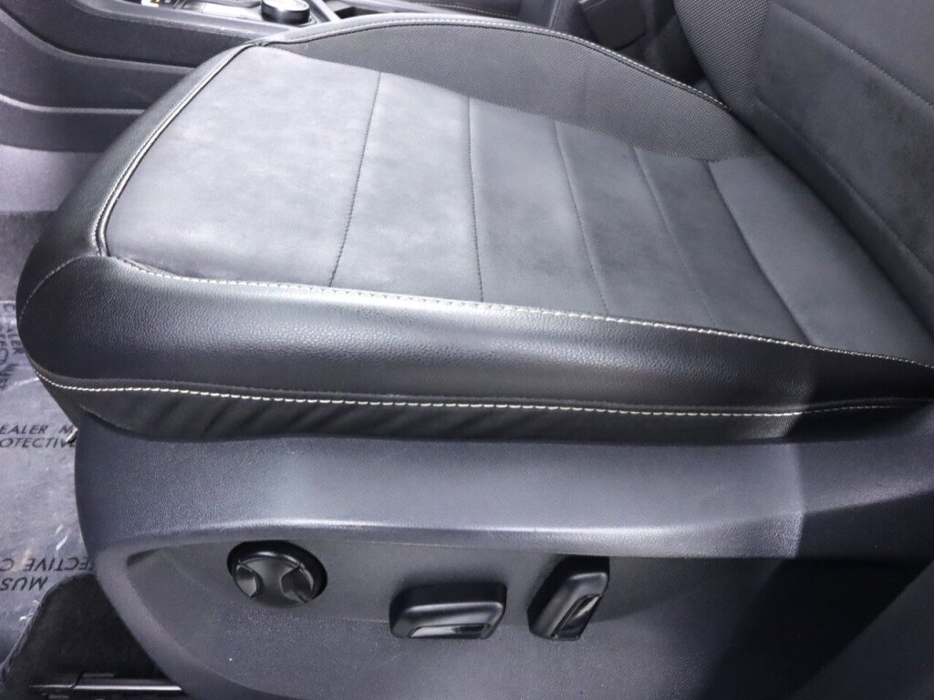Used 2023 Volkswagen Taos SE w/ Panoramic Sunroof Package AWD/4WD image 32