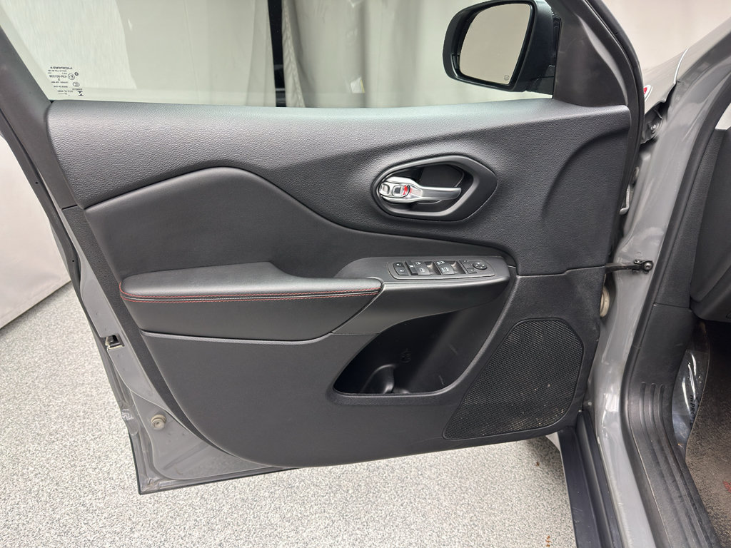 Used 2022 Jeep Cherokee Trailhawk AWD/4WD image 7