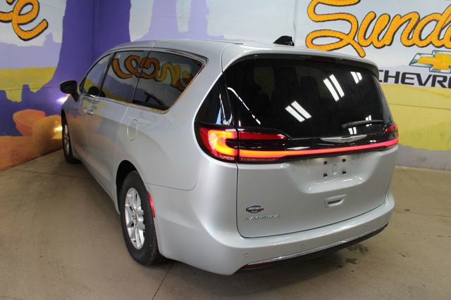 Used 2023 Chrysler Pacifica Touring FWD image 6
