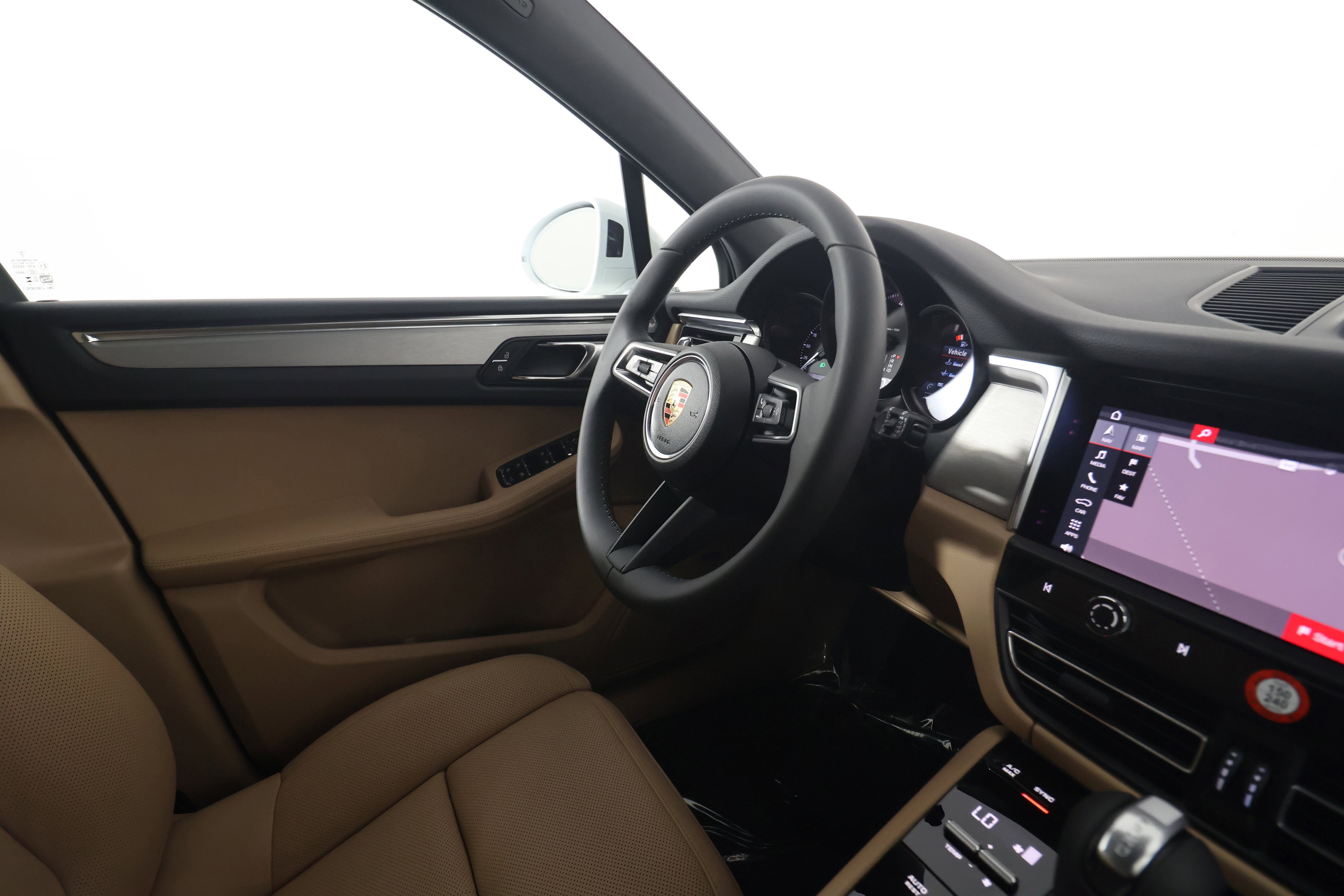 Certified 2026 Porsche Macan image 12