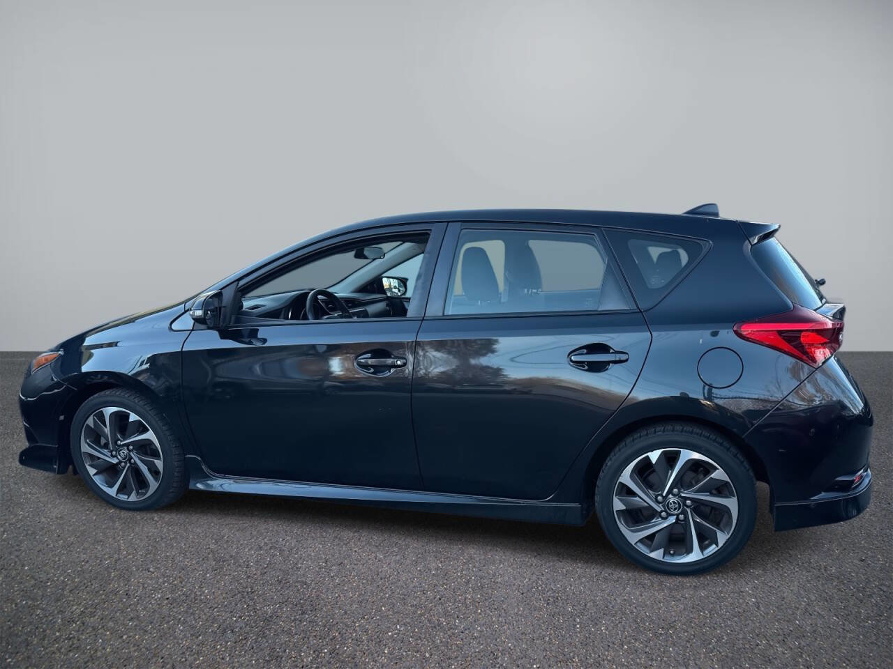 Used 2018 Toyota Corolla iM w/ Carpet Mat Package (TMS) image 3