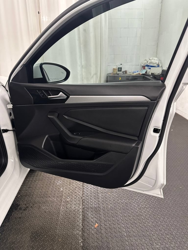 Used 2020 Volkswagen Jetta SE FWD image 32