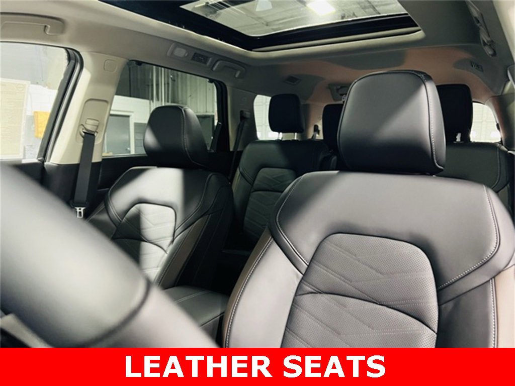 New 2025 Nissan Pathfinder Platinum image 3