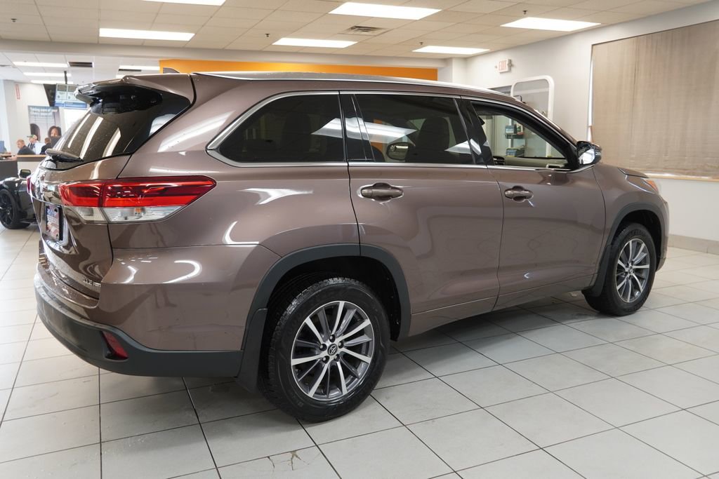 Used 2017 Toyota Highlander XLE AWD/4WD image 13