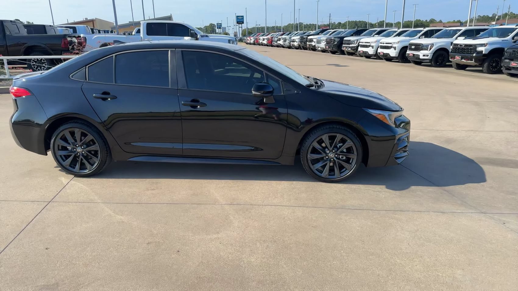 Used 2025 Toyota Corolla SE FWD image 2