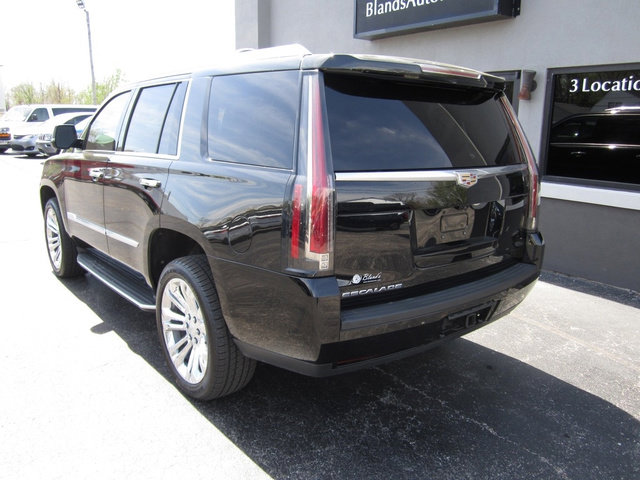 Used 2018 Cadillac Escalade Luxury w/ LPO, Radiant Package image 3