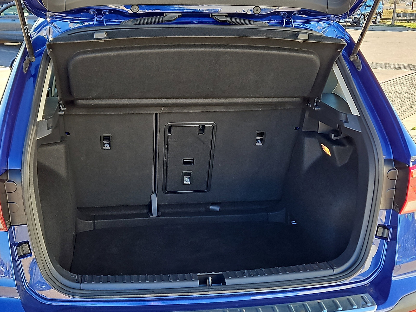 Certified 2023 Volkswagen Taos SE w/ Panoramic Sunroof Package image 6