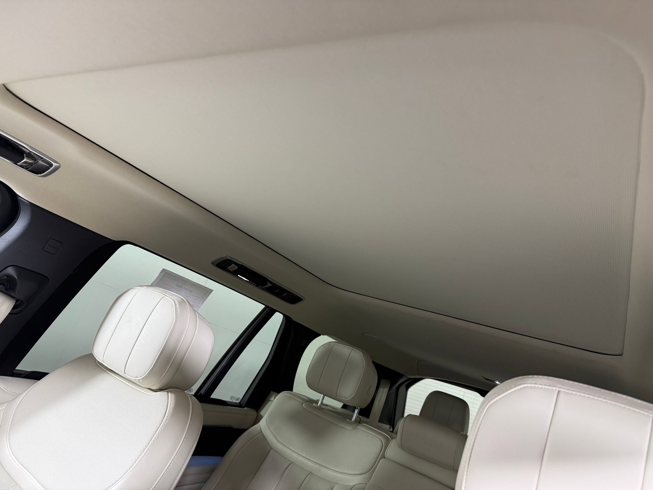 Used 2023 Land Rover Range Rover Long Wheelbase SE image 13