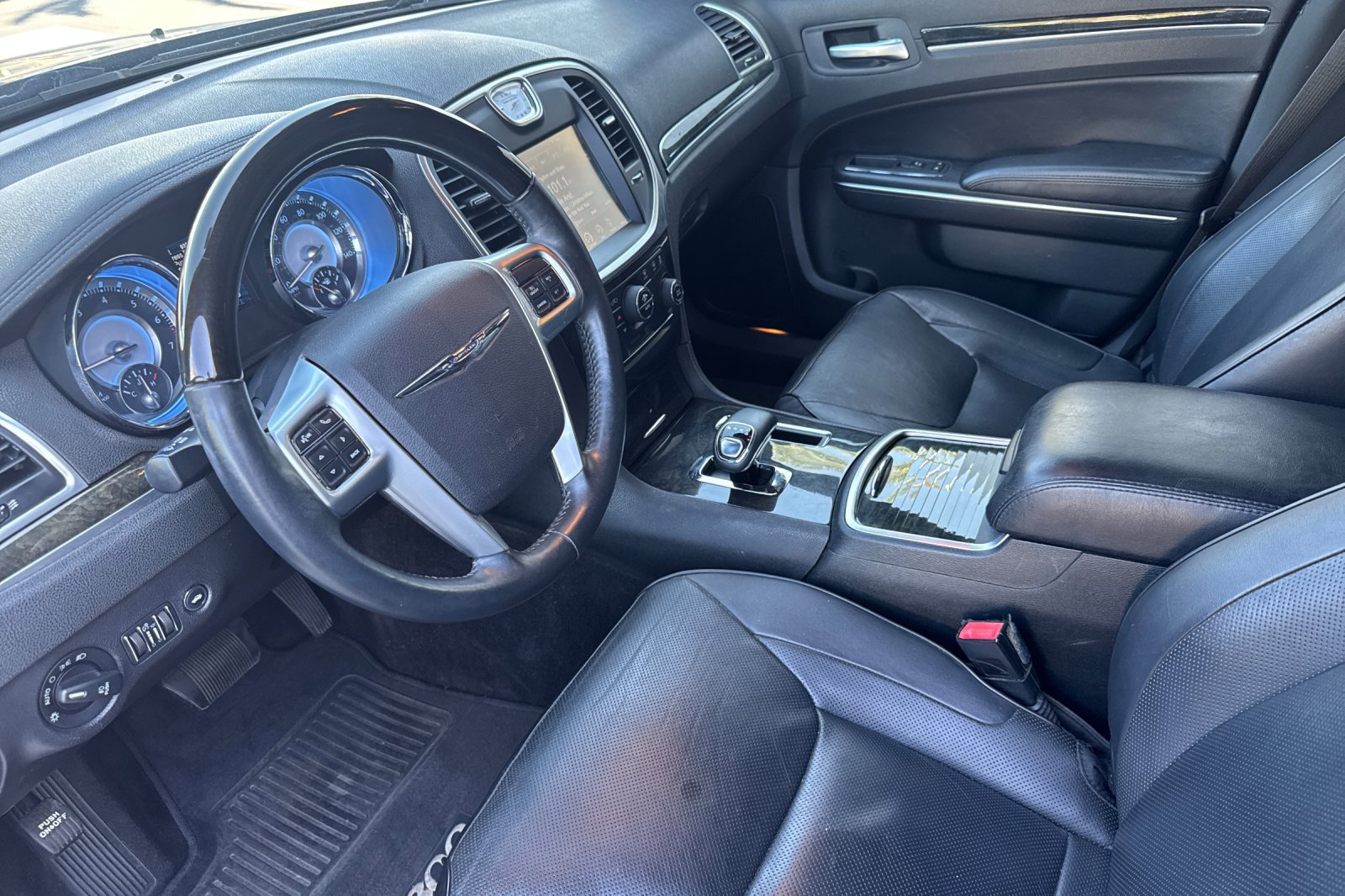 Used 2013 Chrysler 300 C RWD image 9