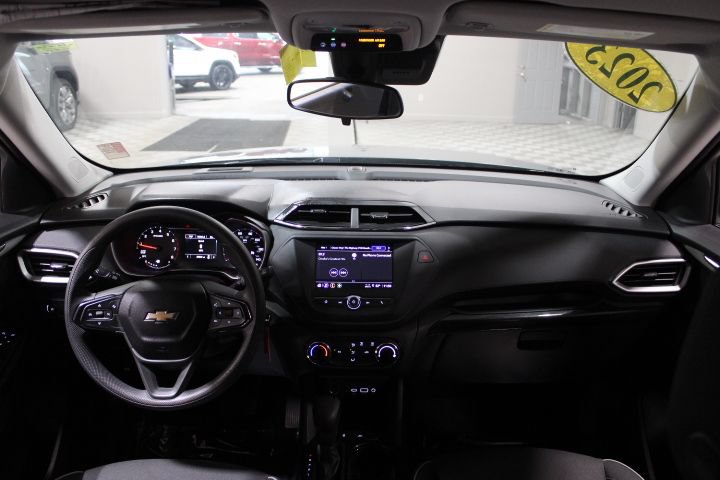 Used 2023 Chevrolet TrailBlazer LS FWD image 2
