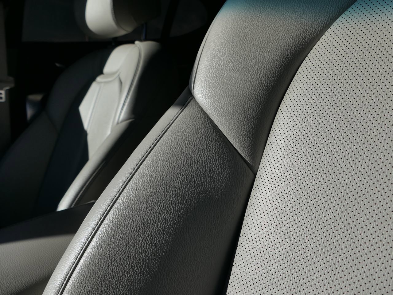 Used 2022 Genesis G70 2.0T image 14