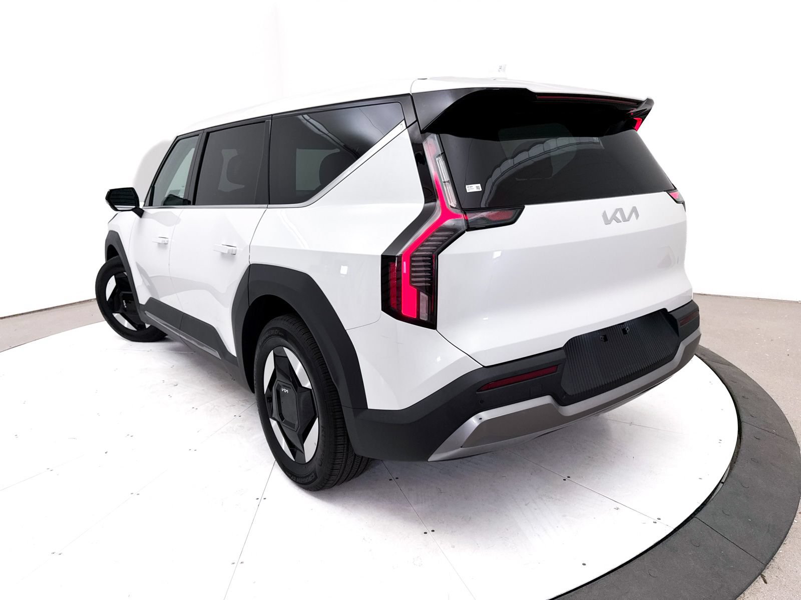 Used 2024 Kia EV9 Light Long Range RWD image 2