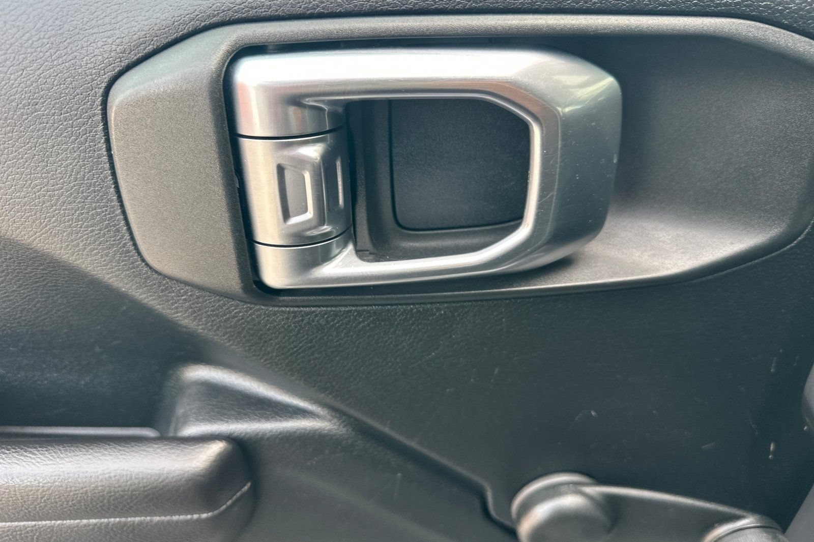 Used 2018 Jeep Wrangler Unlimited Sport AWD/4WD image 11