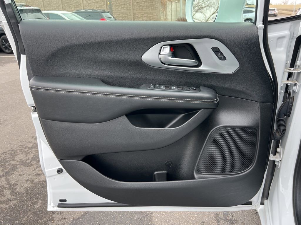 Certified 2021 Chrysler Pacifica Touring-L w/ S Appearance Package image 10