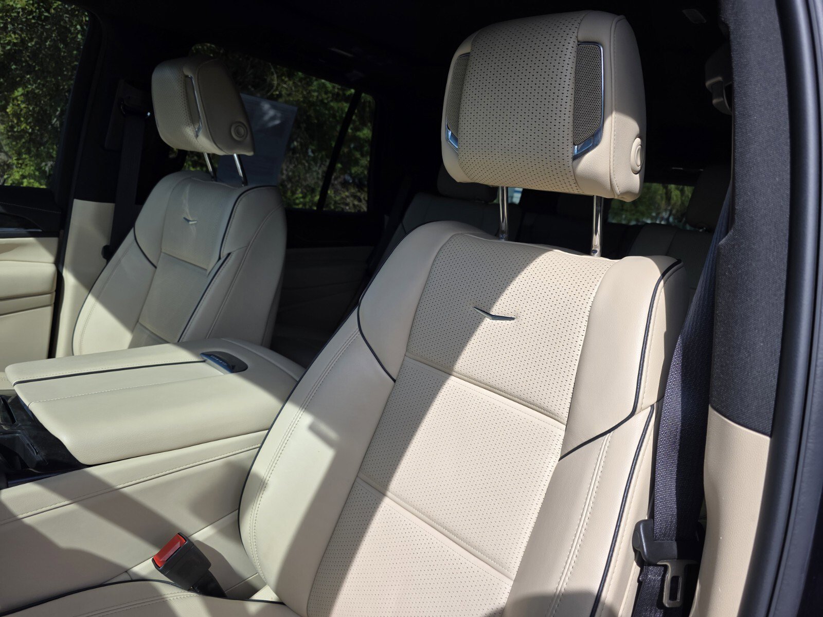 Used 2023 Cadillac Escalade Premium Luxury image 11