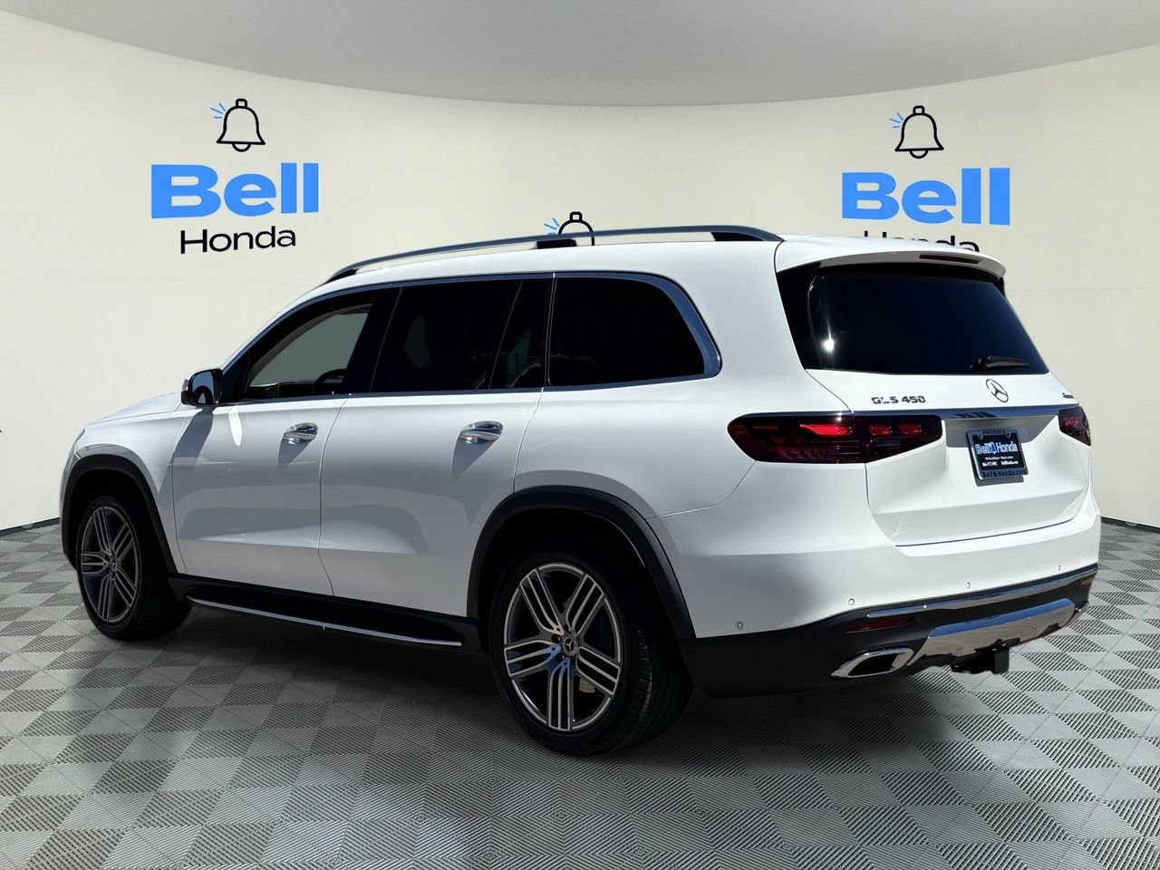 Used 2024 Mercedes-Benz GLS 450 4MATIC image 3