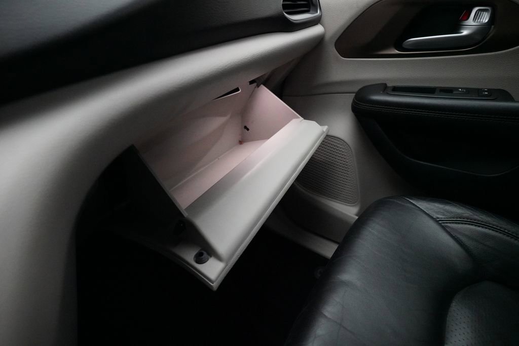 Used 2018 Chrysler Pacifica Touring-L image 31