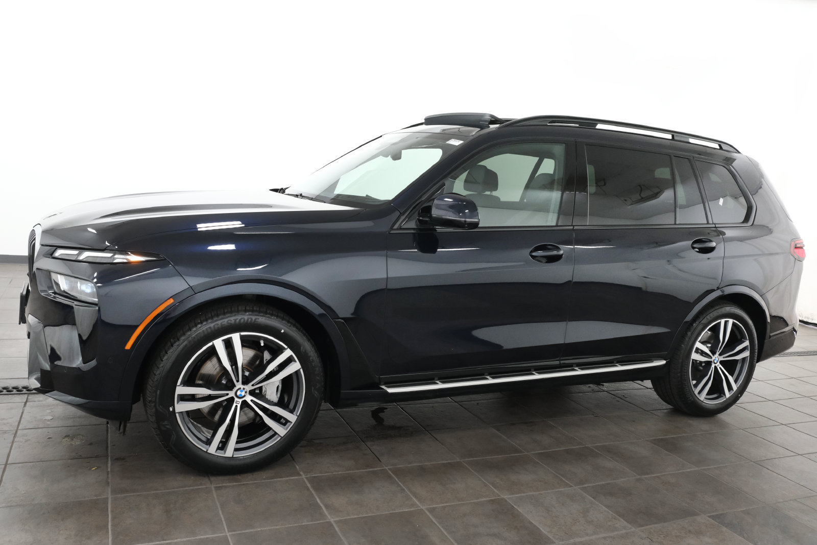 Used 2025 BMW X7 xDrive40i w/ M Sport Package AWD/4WD image 2