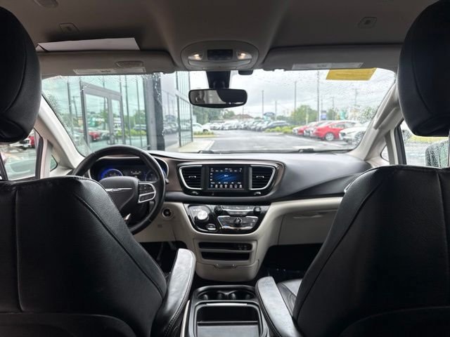 Used 2019 Chrysler Pacifica Touring-L FWD image 14