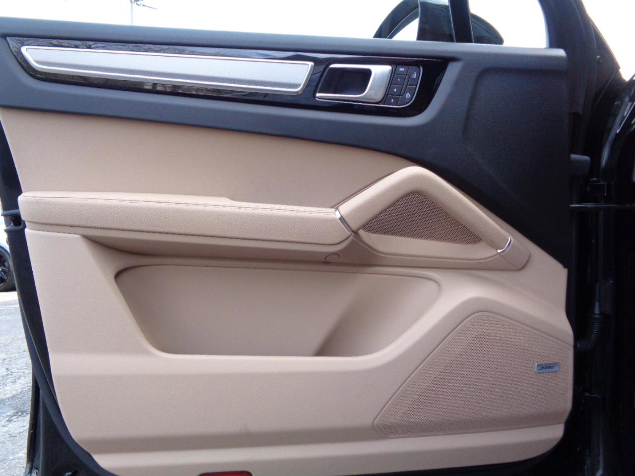 Used 2022 Porsche Cayenne Platinum Edition image 14