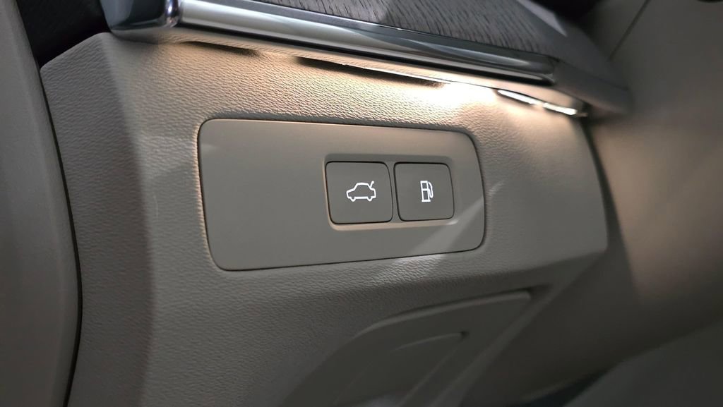 Certified 2025 Volvo XC90 T8 Plus image 25