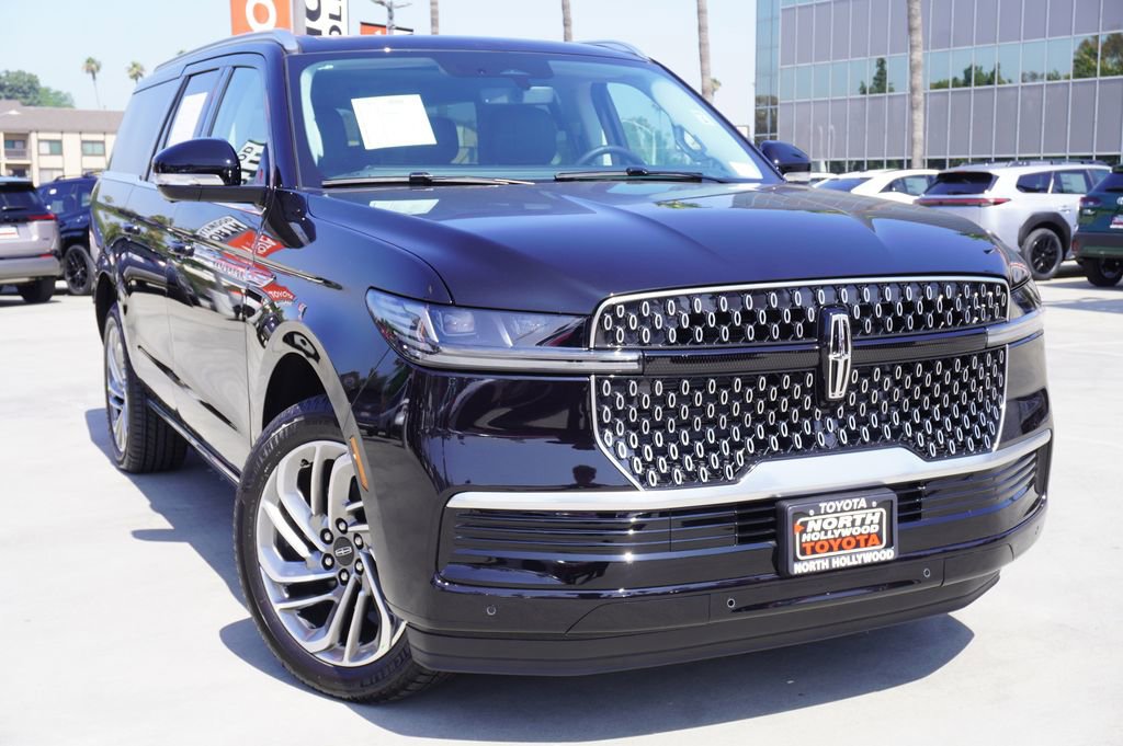 Used 2026 Lincoln Navigator L Reserve AWD/4WD image 2