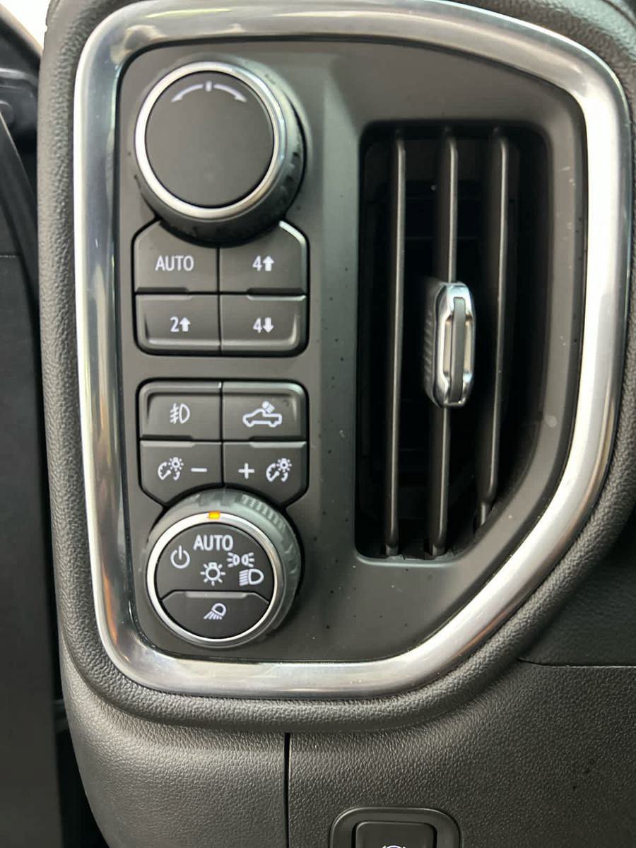 Used 2019 Chevrolet Silverado 1500 High Country w/ Technology Package AWD/4WD image 19