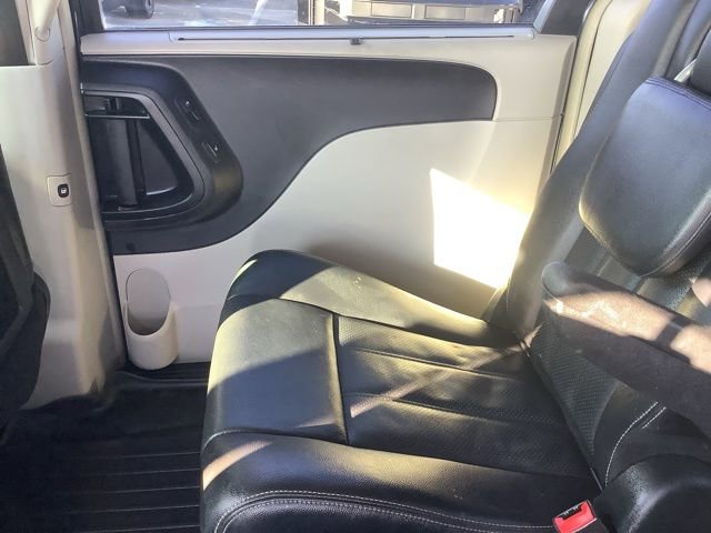 Used 2014 Chrysler Town & Country Touring-L w/ Driver Convenience Group image 18
