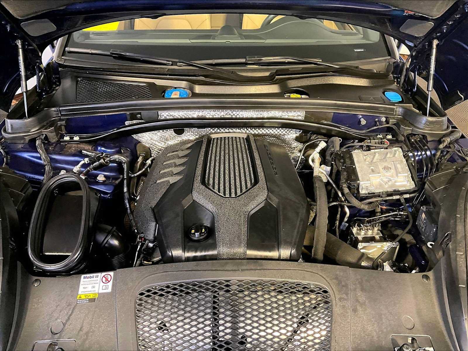 Certified 2023 Porsche Macan AWD/4WD image 32