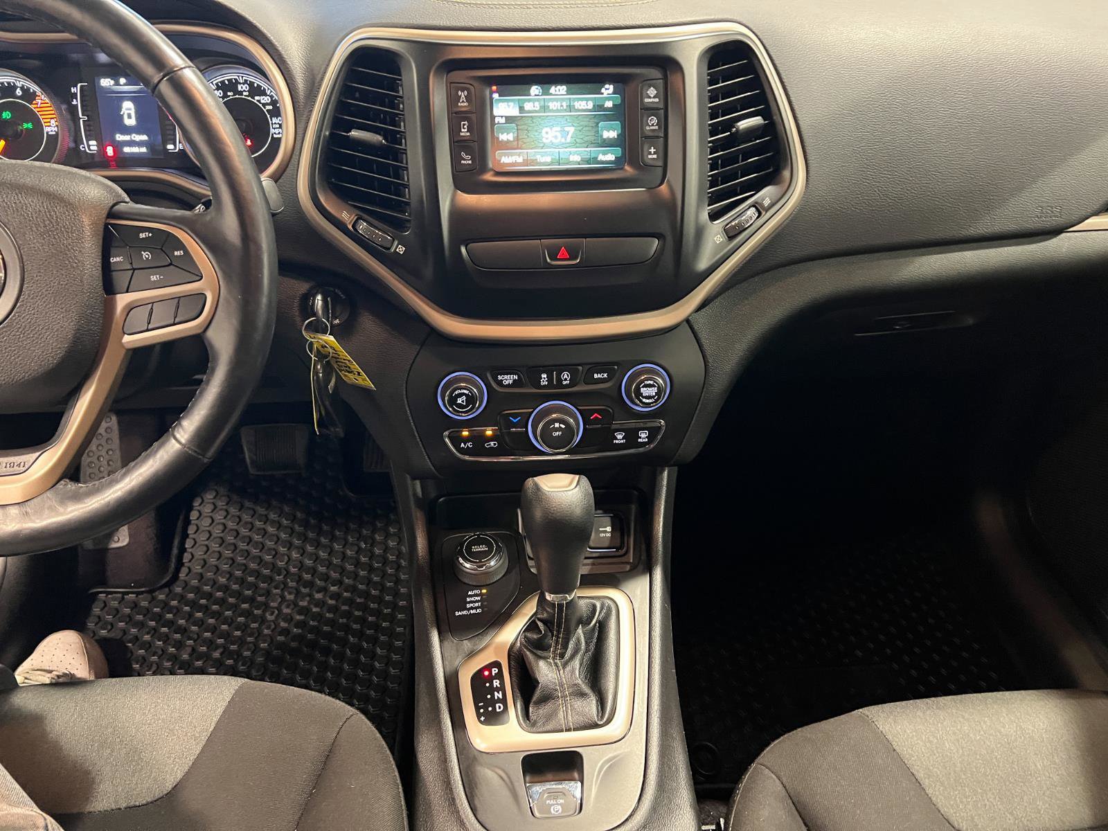 Used 2018 Jeep Cherokee Latitude w/ Cold Weather Group image 16