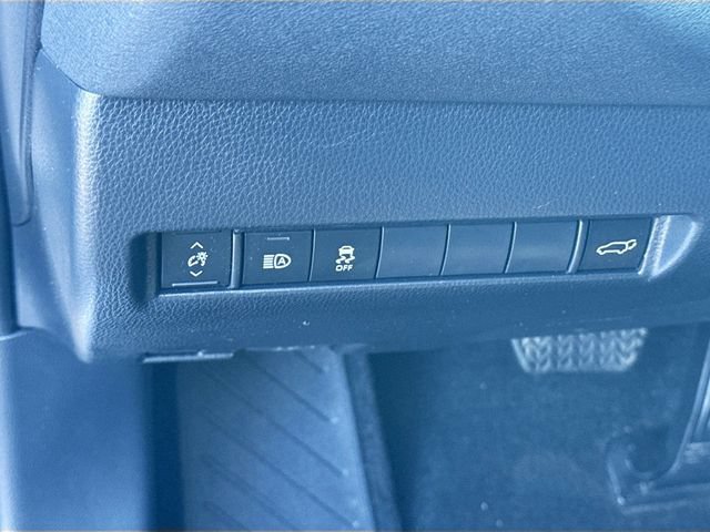 Used 2023 Toyota Venza LE AWD/4WD image 16