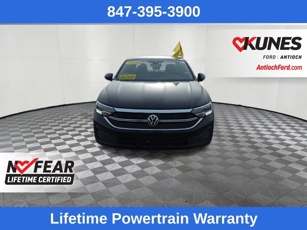 Used 2024 Volkswagen Jetta SE image 2
